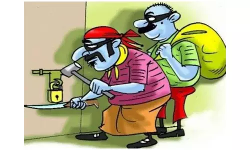 டிரைவர் வீட்டில் 10 பவுன் நகை- பணம் திருட்டு