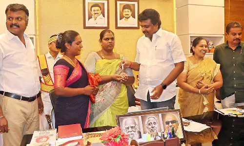 தஞ்சை காமராஜா் மார்க்கெட்டில் திருநங்கைகளுக்கு காய்கறி கடை