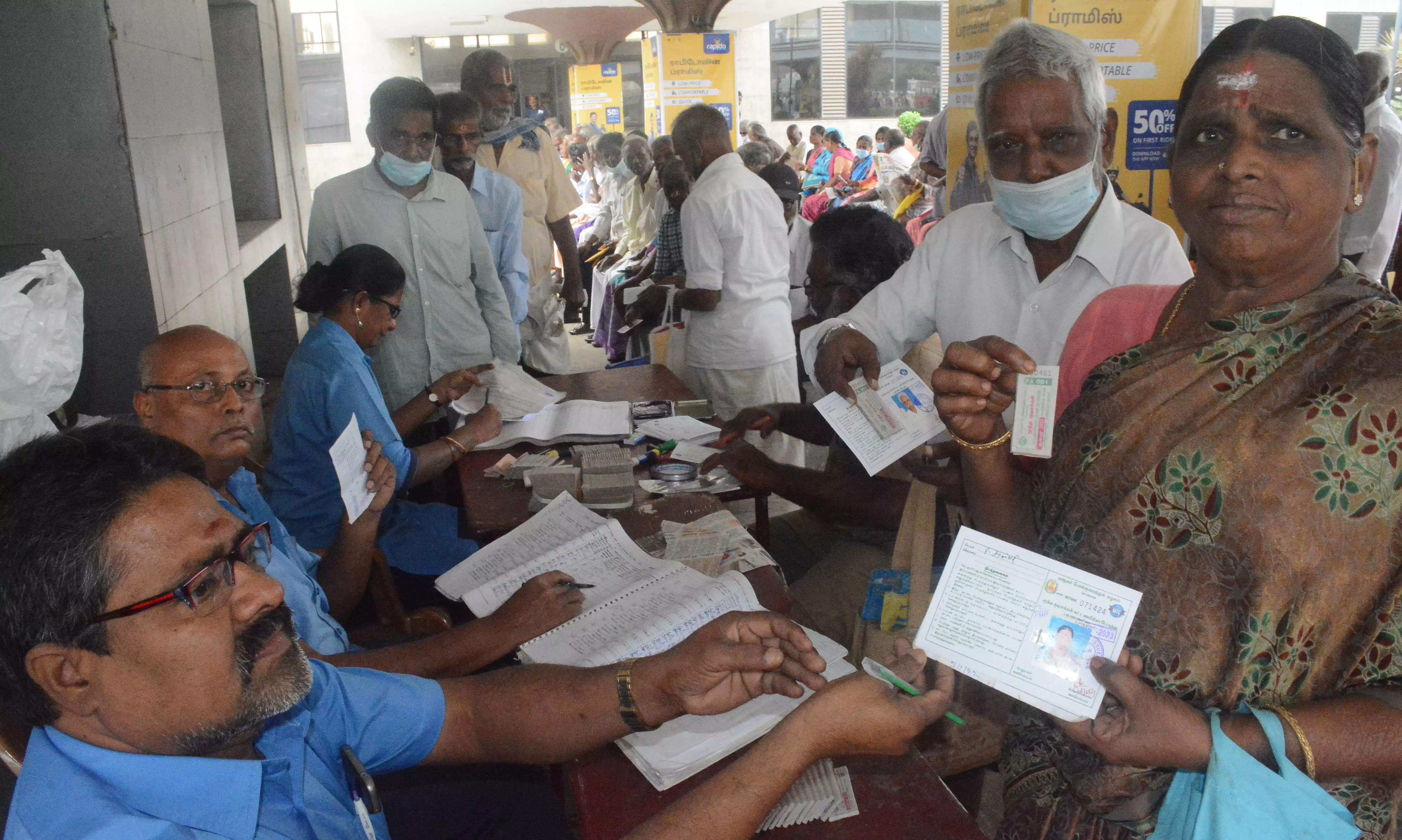 சென்னை மாநகர பஸ்களில் கட்டணமில்லாமல் பயணிக்க மூத்த குடிமக்களுக்கு டோக்கன் வழங்கும் பணி இன்று தொடங்கியது