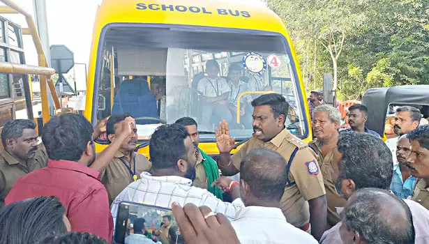 கப்பலூர் சுங்கச்சாவடியை முற்றுகையிட்டு டிரைவர்கள் போராட்டம் கப்பலூர் சுங்கச்சாவடியை முற்றுகையிட்டு டிரைவர்கள் போராட்டம்