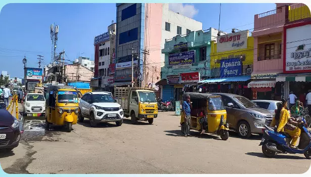 அரசு பஸ்கள் இயக்கப்படாததால் வெறிச்சோடிய 3 பஸ் நிலையங்கள்