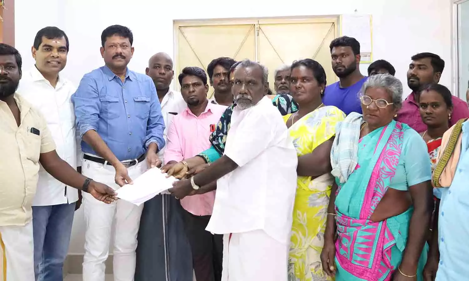 காங்கயம் நகராட்சி ஆணையர் பாராட்டு காங்கயம் நகராட்சி ஆணையர் பாராட்டு