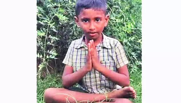 ராதாபுரத்தில் கம்பராமாயணம் பாடலை பாடி அசத்தும் 3-ம் வகுப்பு சிறுவன் ராதாபுரத்தில் கம்பராமாயணம் பாடலை பாடி அசத்தும் 3-ம் வகுப்பு சிறுவன்