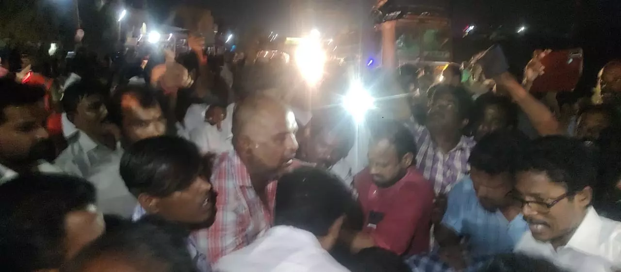 அ.தி.மு.க. தகவல் தொழில் நுட்ப பிரிவு நிர்வாகியை கடத்தி தாக்குதல்