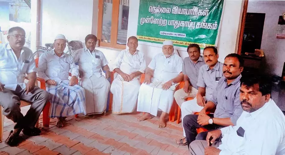 மழையால் சேதமடைந்த சாலைகள் அனைத்தையும் சரிசெய்ய வேண்டும் - வியாபாரிகள் முன்னேற்ற பாதுகாப்பு சங்கத்தினர் வலியுறுத்தல்