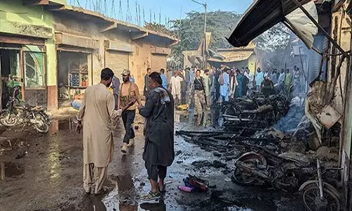 பாகிஸ்தானில் மார்கெட்டில் சிலிண்டர் வெடித்து பயங்கர விபத்து- 12 பேர் பலி