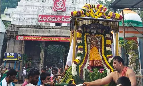 ஸ்ரீகாளஹஸ்தி சிவன் கோவிலில் மாட வீதிகளில் ஆண்டாள் வீதி உலா