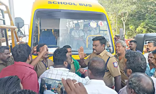 கப்பலூர் சுங்கச்சாவடியை முற்றுகையிட்டு டிரைவர்கள் போராட்டம்