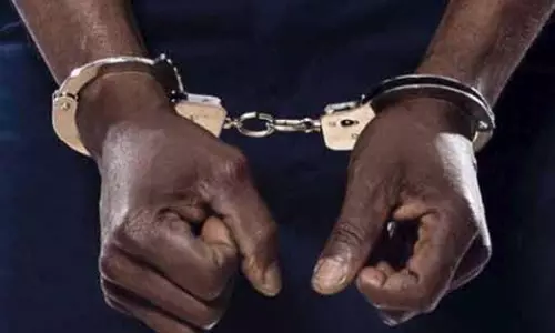 பேரம்பாக்கம் பஸ் நிலையத்தில் கஞ்சா விற்ற வாலிபர் கைது