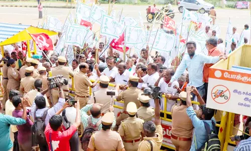தஞ்சை கலெக்டர் அலுவலகத்தை முற்றுகையிட்ட விவசாயிகள் கைது