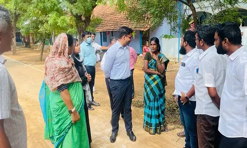 உடன்குடியில்  பழுதான அங்கன்வாடி கட்டிடங்களில் கலெக்டர் ஆய்வு