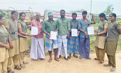 உழவன் செயலி குறித்து விவசாயிகளுக்கு, வேளாண்மை கல்லூரி மாணவிகள் செயல் விளக்கம்