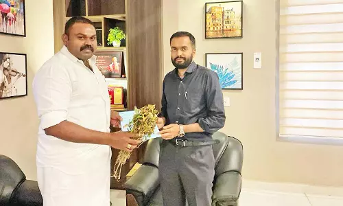 விவசாயிகளுக்கு வறட்சி நிவாரணம் உடனடியாக வழங்க  வேண்டும் - கலெக்டரிடம் ராஜா எம்.எல்.ஏ. மனு
