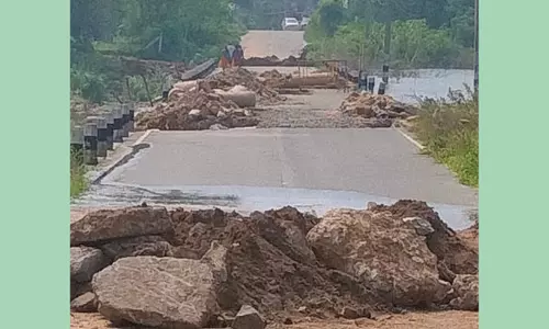 கொசஸ்தலை-கூவம் ஆற்றில் வெள்ளப்பெருக்கு: தரைப்பாலம் சேதம் அடைந்ததால் 10 நாட்களாக போக்குவரத்து துண்டிப்பு