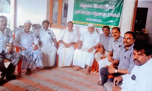 மழையால் சேதமடைந்த சாலைகள் அனைத்தையும் சரிசெய்ய வேண்டும் - வியாபாரிகள் முன்னேற்ற பாதுகாப்பு சங்கத்தினர் வலியுறுத்தல்