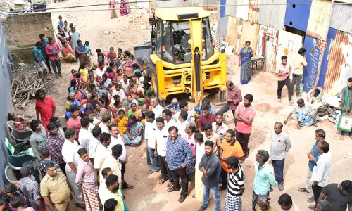 கடலூர் குப்பன்குளத்தில்  வீடுகளை இடிக்க எதிர்ப்பு தெரிவித்து பெண் தீக்குளிக்க முயற்சி: துணை மேயர் தலைமையில் தர்ணா போரட்டத்தில் ஈடுபட்டதால் பரபரப்பு