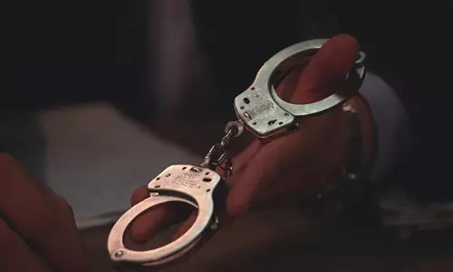 வாலிபரிடம் பணம் பறித்த 2 பேர் கைது