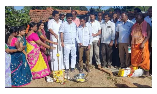 ரேஷன் கடை கட்டுமான பணி  -பிரகாஷ் எம்.எல்.ஏ. தொடங்கி வைத்தார்