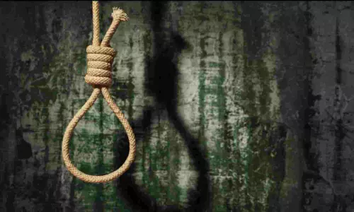 தனியார் நிறுவன அலுவலர் தூக்குபோட்டு தற்கொலை