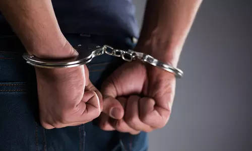 சட்டவிரோத மது விற்பனையில் ஈடுபட்ட 2 பேர் கைது