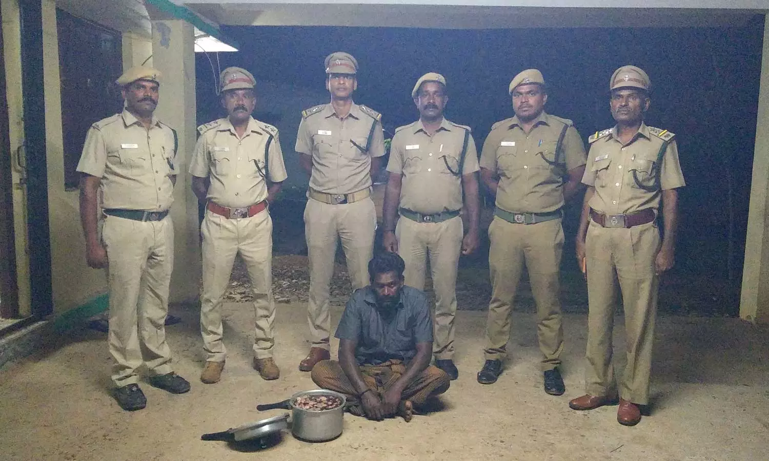மேகமலை அருகே மான் கறியை சமைத்து சாப்பிட முயன்றவர் கைது மேகமலை அருகே மான் கறியை சமைத்து சாப்பிட முயன்றவர் கைது