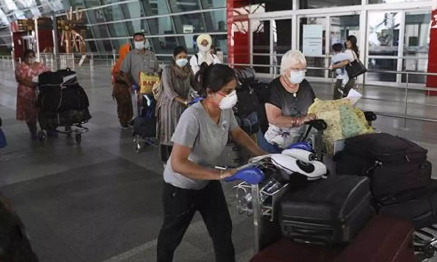 தமிழகத்திற்கு வரும் சர்வதேச விமான பயணிகளை கண்காணிக்க முடிவு தமிழகத்திற்கு வரும் சர்வதேச விமான பயணிகளை கண்காணிக்க முடிவு