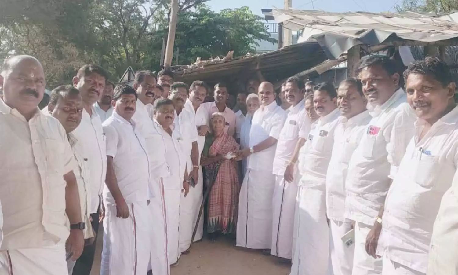 புயலால் வீட்டை இழந்த வயதான தம்பதியினருக்கு நிதி உதவி