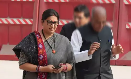 செக்ஸ் உறவுக்கான வயதை குறைக்க திட்டமா?: மந்திரி ஸ்மிருதி இரானி பதில்