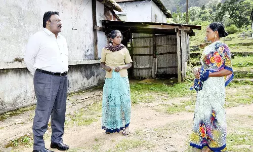 மேகமலையில் ரேசன் கடை, தொடக்கப்பள்ளியில் கலெக்டர் ஆய்வு