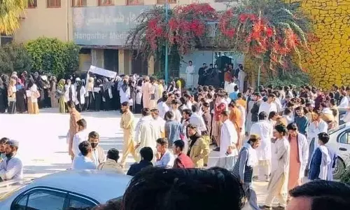 ஆப்கானிஸ்தானில் பெண்கள் கல்வி கற்க தடை- பல்கலைக்கழக தேர்வை புறக்கணித்து மாணவர்கள் போராட்டம்