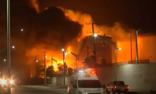 கொலம்பியாவில் எரிபொருள் டேங்க் வெடித்து தீப்பிடித்தது- தீயணைப்பு வீரர் பலி