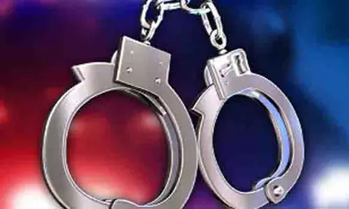 தூத்துக்குடியில் வாலிபரிடம் செல்போன் பறிப்பு; 3 பேர் கைது