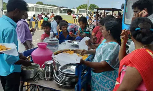 விதிகளை மீறி செயல்படும் சாலையோர உணவகங்கள்