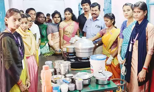 ராயல் ஏஞ்சல் டுட்டோரியல் கல்லூரியில் உணவு திருவிழா