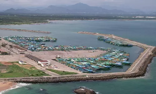 3 மாதங்களாக கடலுக்கு மீன் பிடிக்க செல்லாத சின்னமுட்டம் விசைப்படகு மீனவர்கள்