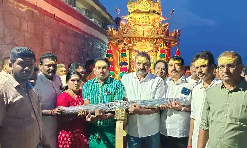 சிவன்மலை முருகன் கோவிலில் தங்க தேர் இழுத்த அ.ம.மு.க.வினர்