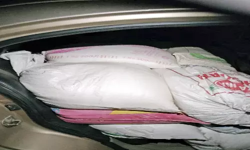 களியக்காவிளை அருகே கேரளாவிற்கு காரில் கடத்த முயன்ற 1 டன் ரேசன் அரிசி பறிமுதல்