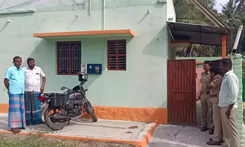 பரமத்திவேலூர் அருகே செவிலியர் வீட்டில் பீரோ உடைத்து 15 பவுன், ரூ.10 ஆயிரம் திருட்டு