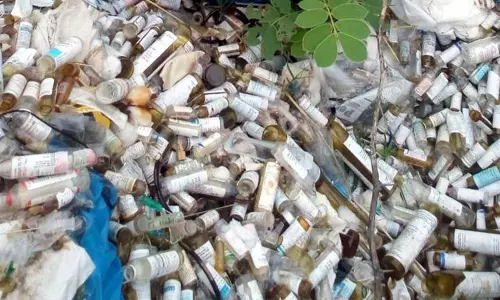 ஆற்றில் கொட்டப்பட்ட அரசு மருத்துவமனை மருந்து, மாத்திரைகள்