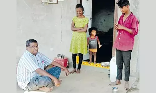 குடும்ப வறுமையால் சிறுவனை பள்ளிக்கு அனுப்ப மறுப்பு: மாணவன் வீட்டின் முன் ஆசிரியர் தர்ணா