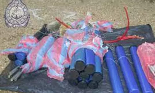 வெங்காய கொட்டகையில் இருந்த வெடி பொருட்கள் பறிமுதல்