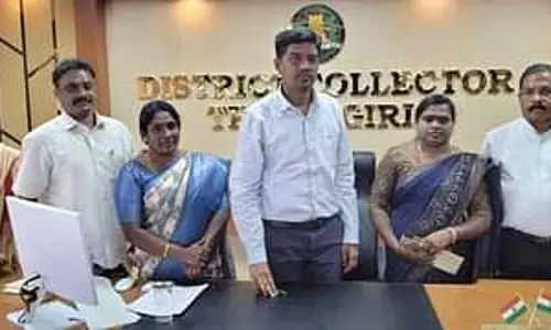 கூடலூரில் வாகன நிறுத்தத்துடன் கூடிய நவீன நூலகம் கட்டி தர வேண்டும்