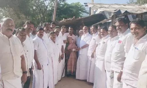 புயலால் வீட்டை இழந்த வயதான தம்பதியினருக்கு நிதி உதவி