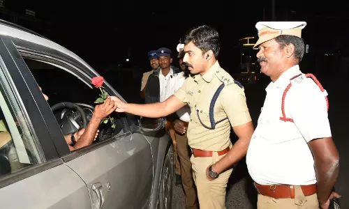 கோவையில் வாகன ஓட்டிகளை ரோஜாப்பூ கொடுத்து பாராட்டிய போலீசார்