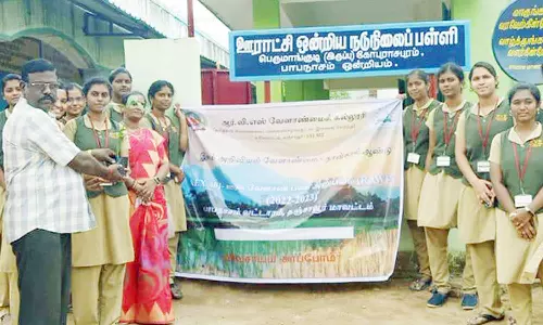 வேளாண் மாணவிகள் விவசாயிகளிடம் பணிகள் குறித்து கலந்துரையாடல்