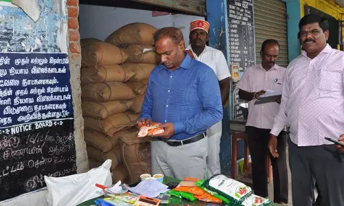 ரேசன் கடைகளில் கலெக்டர் திடீர் ஆய்வு