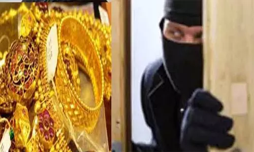 ரெயிலில் தூங்கிய சென்னை பயணிகளிடம் உருடிய வாலிபர் கைது