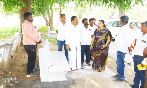 வேலூர் கோட்டையில் ரூ.12 லட்சத்தில் இருக்கைகள்