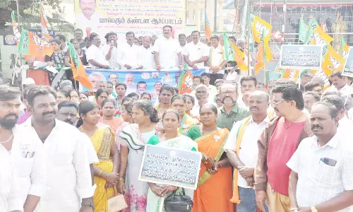 வேலூர் கலெக்டர் அலுவலகம் அருகே பா.ஜ.க. ஆர்ப்பாட்டம்