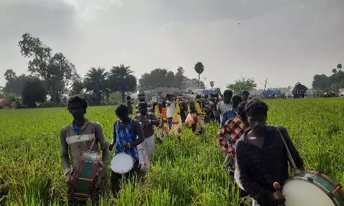 இறந்தவரின் உடலை வயல்வழியாக தூக்கி செல்லும் பொதுமக்கள்: சுடுகாட்டு பாதை அமைத்து தர கோரிக்கை